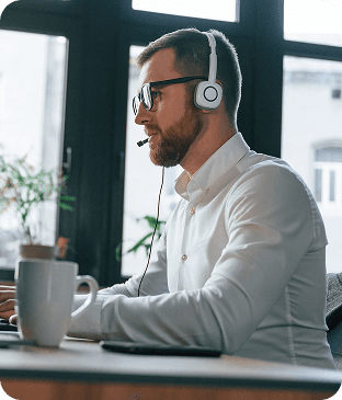 Persona con audífonos trabajando