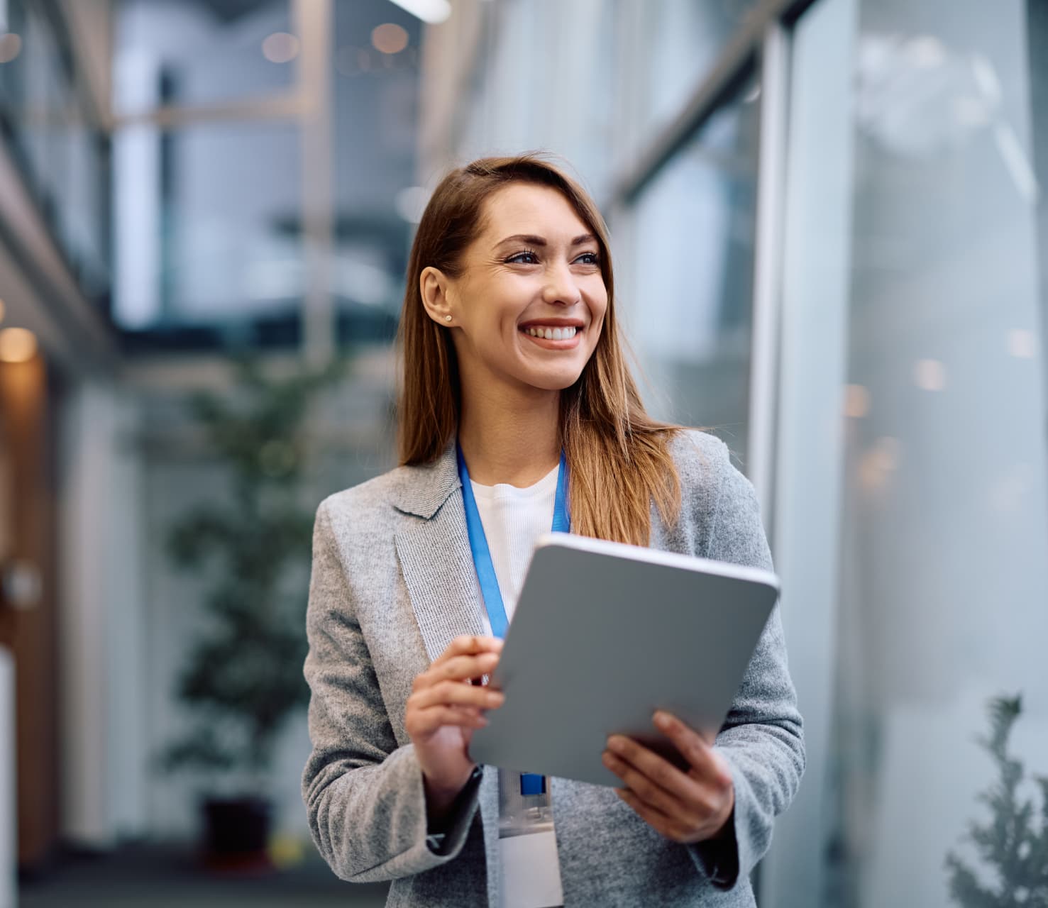 Mujer sonriendo con una tableta